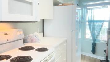 Geladeira, micro-ondas, fogão, cooktop