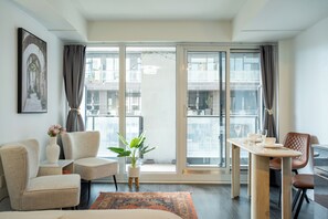 Interior - Chic Studio APT w/ private balcony & fast Internet (Toronto)