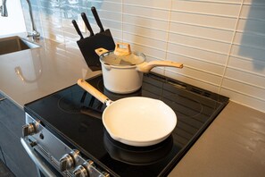 Private kitchen - Chic Studio APT w/ private balcony & fast Internet (Toronto)