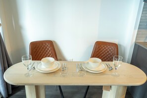 Dining - Chic Studio APT w/ private balcony & fast Internet (Toronto)