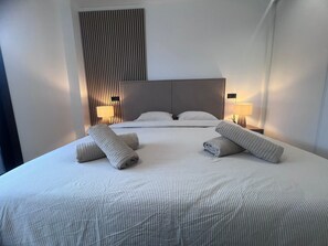 Tabla de planchar con plancha, wifi gratis, ropa de cama