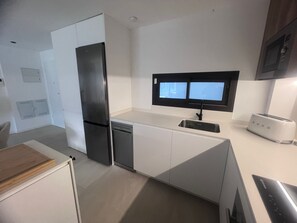 Een magnetron, een oven, een kookplaat, een koffiezetapparaat/waterkoker