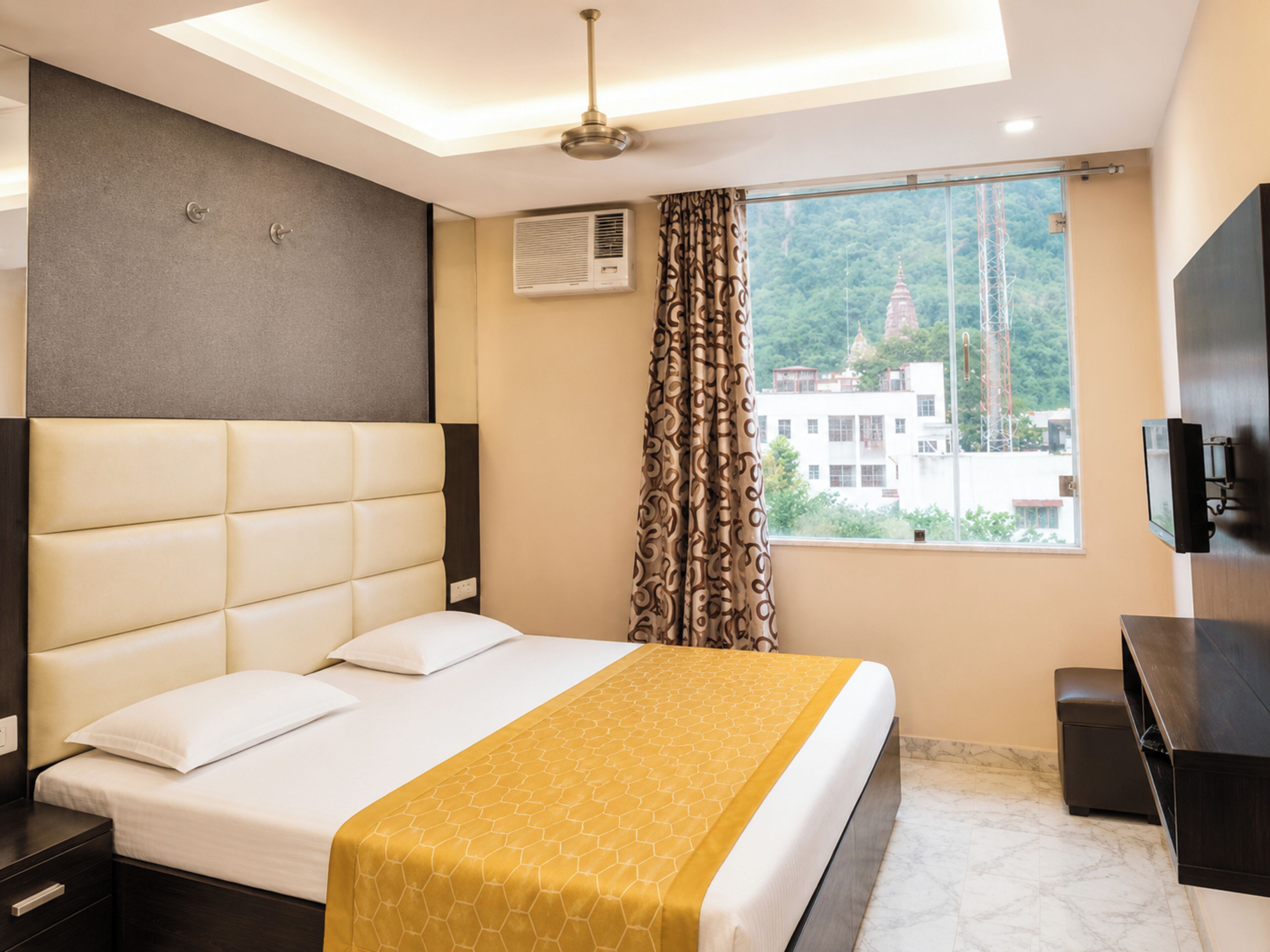 Deluxe Double Room, Air conditioning | Hypo-allergenic bedding, desk, soundproofing, free WiFi