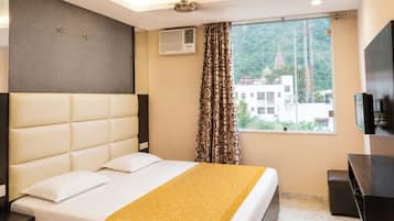 Deluxe Double Room, Air conditioning | Hypo-allergenic bedding, desk, soundproofing, free WiFi
