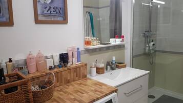 Douche, sèche-cheveux, serviettes fournies, savon