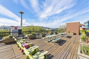 Outdoor dining - Cozy 1 BR Condo ~ Space Needle ~ 99 walk score with AC and fitness room (Seattle)