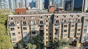 Un edificio de varios pisos con balcones, una terraza en la azotea y un cartel que dice 'MONTREUX'.