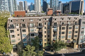 Exterior - Cozy 1 BR Condo ~ Space Needle ~ 99 walk score with AC and fitness room (Seattle)