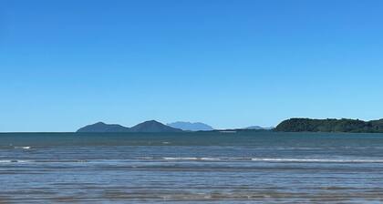 Comfortable beach getaway, family and pet-friendly