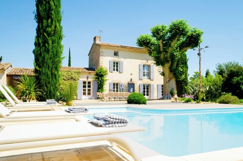 Mas provençal climatisé entre l'Isle-sur-Sorgue et Avignon. Rénové en Juin !
