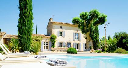 Mas provençal climatisé entre l'Isle-sur-Sorgue et Avignon. Rénové en Juin !