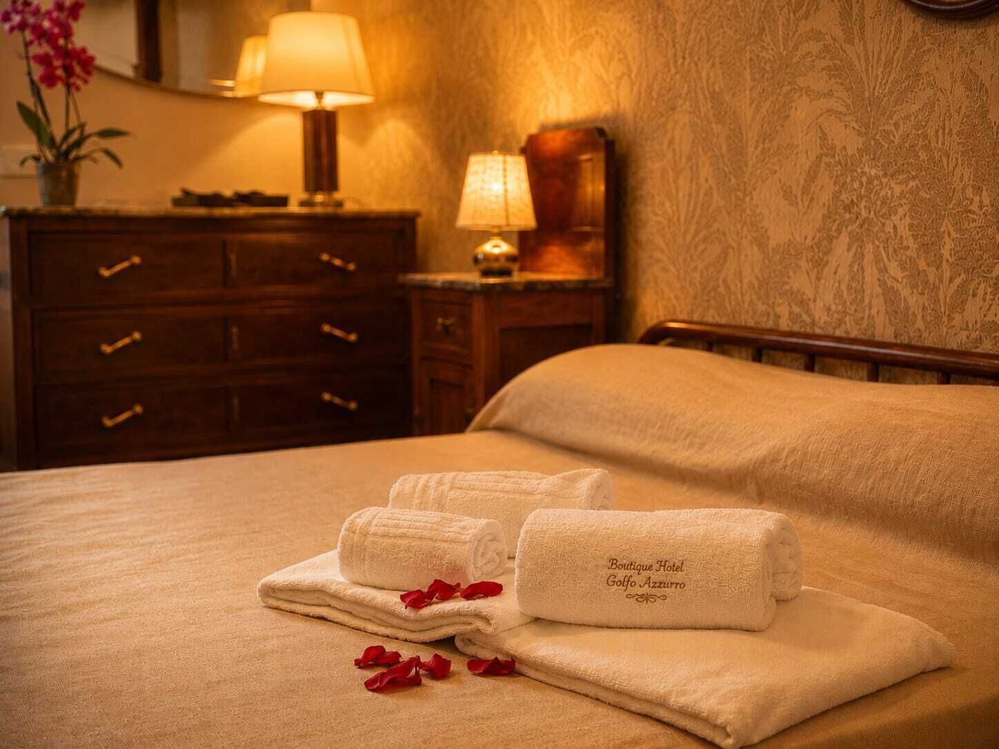 Junior Double Room | Minibar, in-room safe, bed sheets