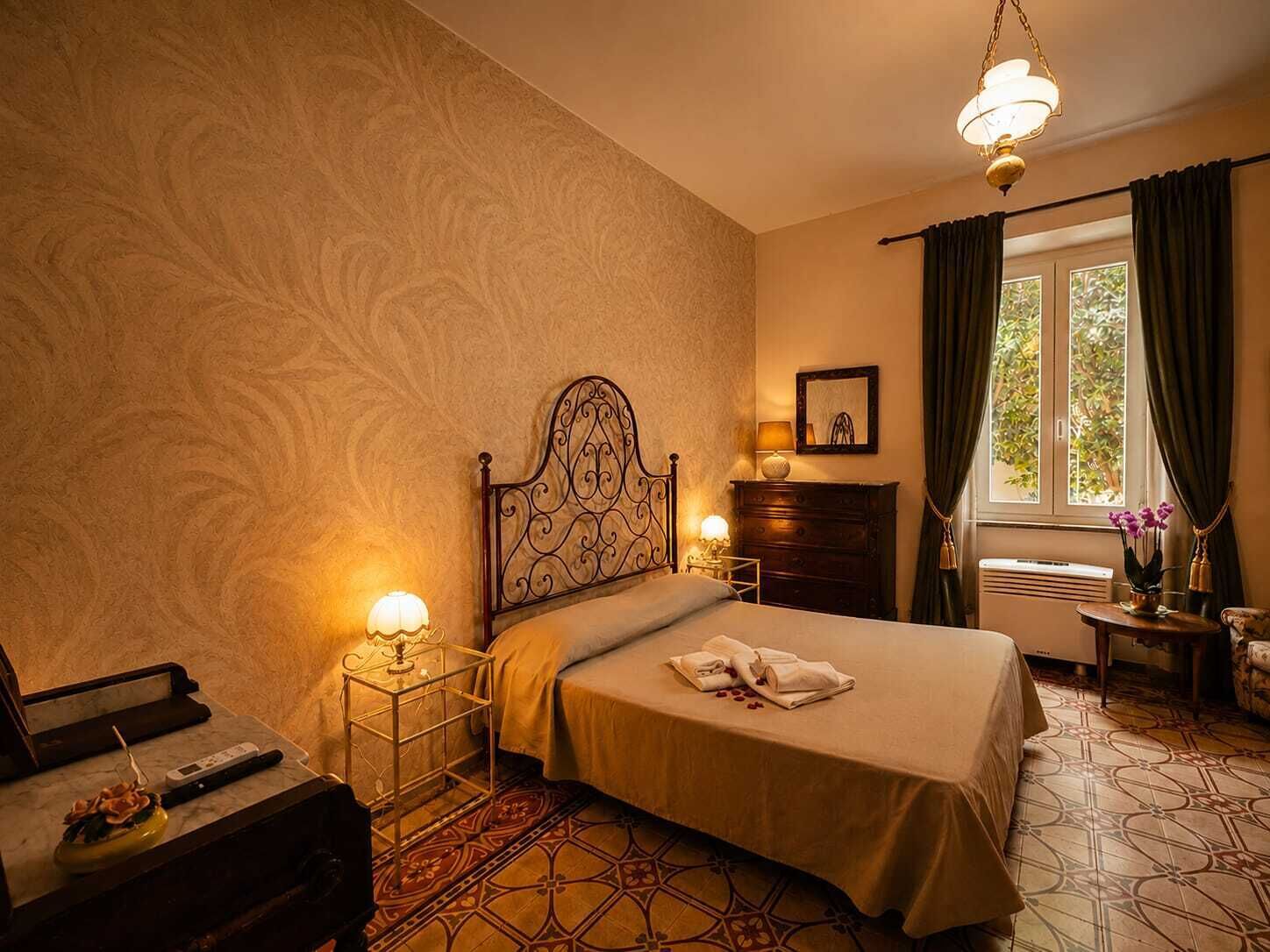 Deluxe dubbelrum - utsikt mot trädgården | Minibar, värdeförvaringsskåp på rummet och sängkläder