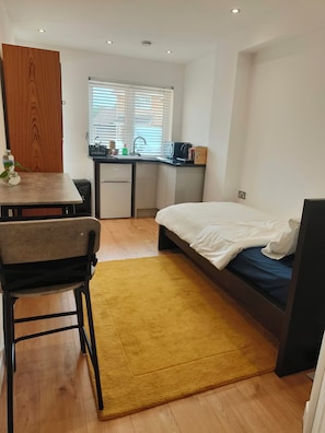 Iron/ironing board, WiFi, bed sheets - Cosy private studio annexe (Waterbeach)