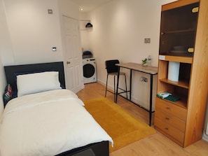 Iron/ironing board, WiFi, bed sheets - Cosy private studio annexe (Waterbeach)