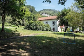 Property grounds - Basque farmhouse with garden and views, 20 min from Bilbao and 8 min from the train. (Laudio / Llodio)