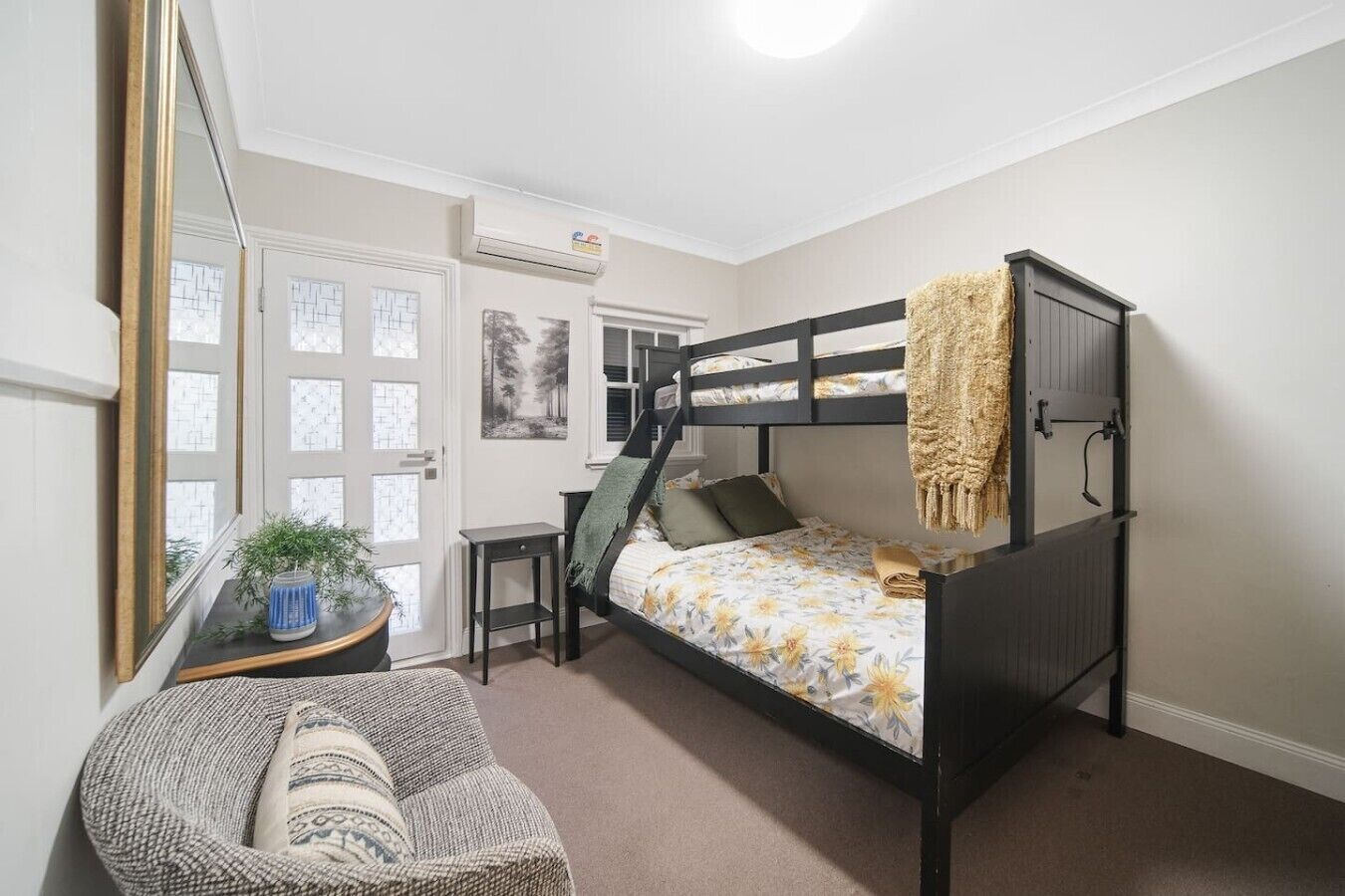 Desk, iron/ironing board, WiFi, bed sheets