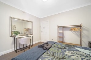 Desk, iron/ironing board, WiFi, bed sheets - CBD Retreat| Walk to Fish Market & Darling Harbour (Pyrmont)