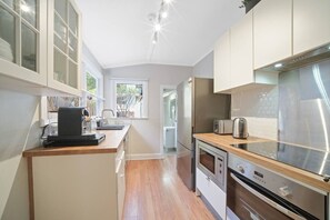 Frigorífico, microondas, placa de cocina y lavavajillas