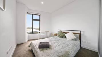 Desk, iron/ironing board, WiFi, bed sheets