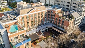 Et hotel med flere etager, en pool på taget, et overdækket udendørsområde og en gårdhave.