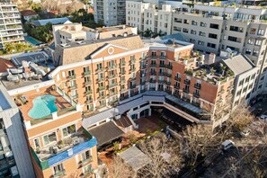 A multi-story hotel with a rooftop pool, a covered outdoor area, and a courtyard. - Apartment in Potts Point+Parking (Potts Point)