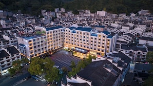 Een hotel met een centrale binnenplaats, omringd door traditionele gebouwen.