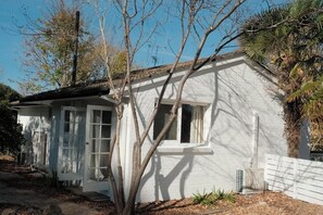 Exterior - Cosy Family Retreat | Minutes to Hospital & Woden (Garran)
