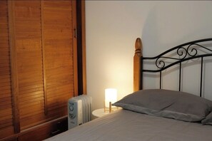 Room - Cosy Family Retreat | Minutes to Hospital & Woden (Garran)