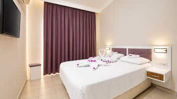 Classic-Zweibettzimmer, Balkon, Strandblick | Allergikerbettwaren, Minibar, Schreibtisch