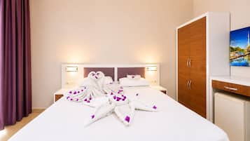 Chambre Classique avec lits jumeaux, balcon, vue plage | Literie hypoallergénique, minibar, bureau