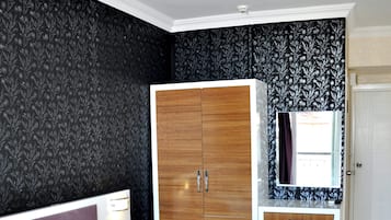 Classic Twin Room | Desk, laptop workspace, blackout curtains, soundproofing