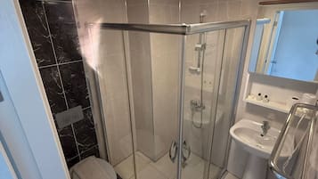 Hydromassage showerhead, free toiletries, hair dryer, towels