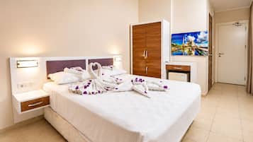 Chambre Classique avec lits jumeaux, balcon, vue plage | Literie hypoallergénique, minibar, bureau