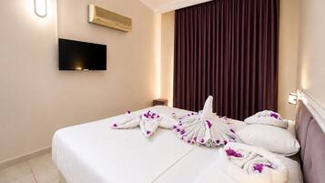 Chambre Classique avec lits jumeaux, balcon, vue plage | Literie hypoallergénique, minibar, bureau