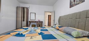 Une chambre à coucher avec un lit, un bureau et une chaise.
