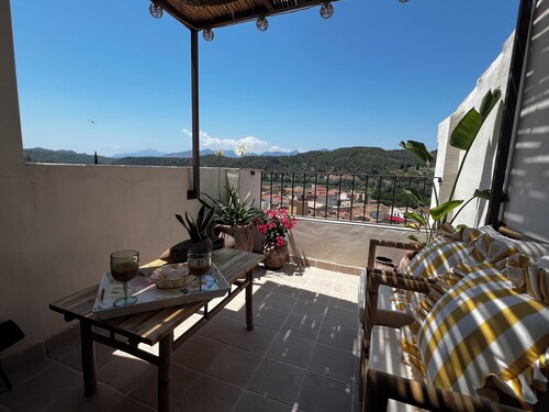 Lo Mirador de les Roques, a rural house with spectacular views