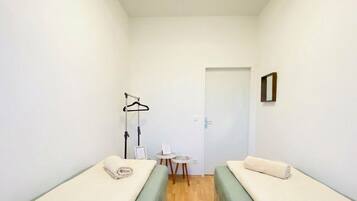 Basic Room | Iron/ironing board