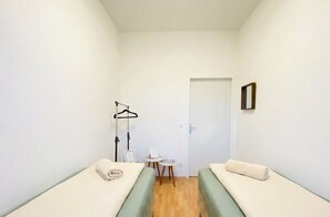 Eenvoudige kamer | Een strijkplank/strijkijzer