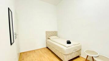 Basic Room | Iron/ironing board