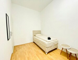 Eenvoudige kamer | Een strijkplank/strijkijzer