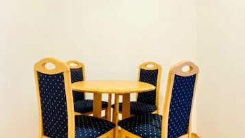 Kühlschrank, Ofen, Herdplatte, Kochgeschirr/Geschirr/Besteck