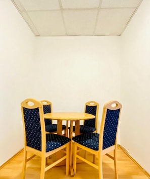 Fridge, oven, stovetop, cookware/dishes/utensils - Affordable Room in a Calm Neighborhood (Wien)