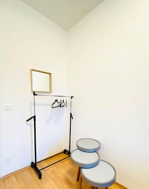 Basic Room | Iron/ironing board - Affordable Room in a Calm Neighborhood (Wien)