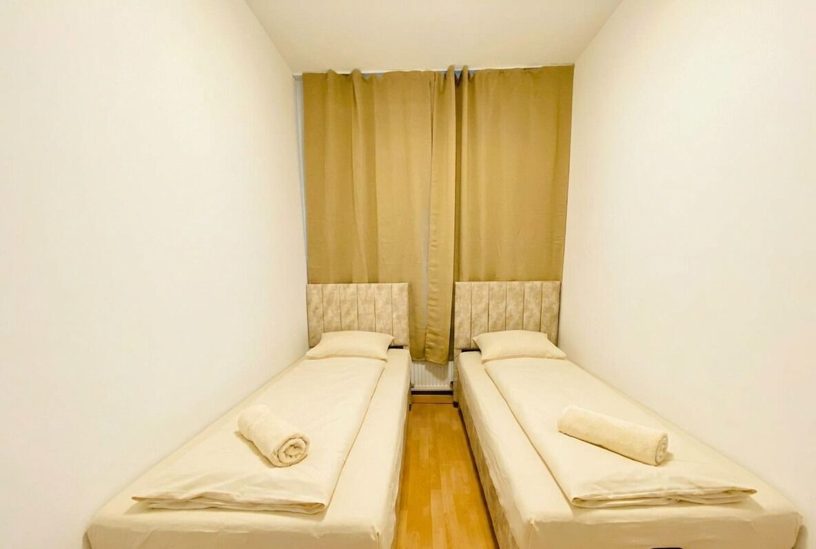 Basic Room | Iron/ironing board