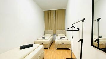 Basic Room | Iron/ironing board