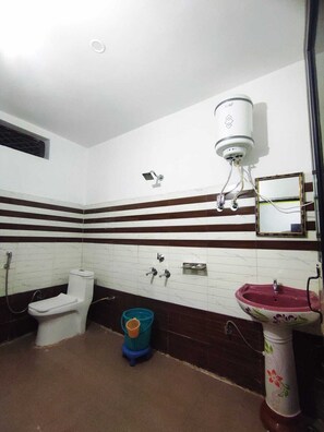 Quarto quádruplo standard, vista para a colina | Banheiro | Chuveiro, toalhas de banho, sabonete, shampoo
