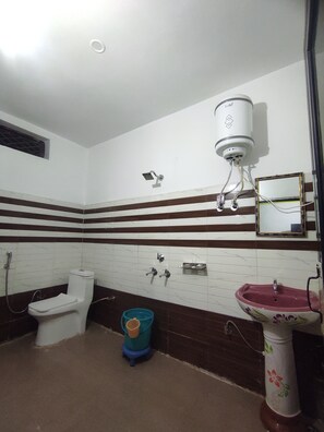 Quarto quádruplo standard, vista para a colina | Banheiro | Chuveiro, toalhas de banho, sabonete, shampoo
