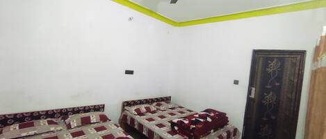 Habitación cuádruple estándar, vista a la colina | Escritorio