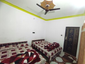 Quarto quádruplo standard, vista para a colina | Escrivaninha